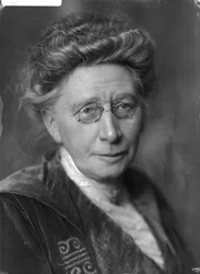 Descripción Retrato de Catharina van Rennes (1858-1940)